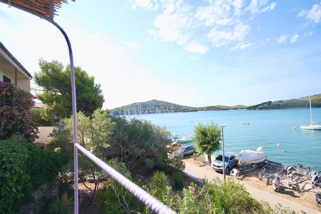 Small House At Seafront Tisno Luaran gambar