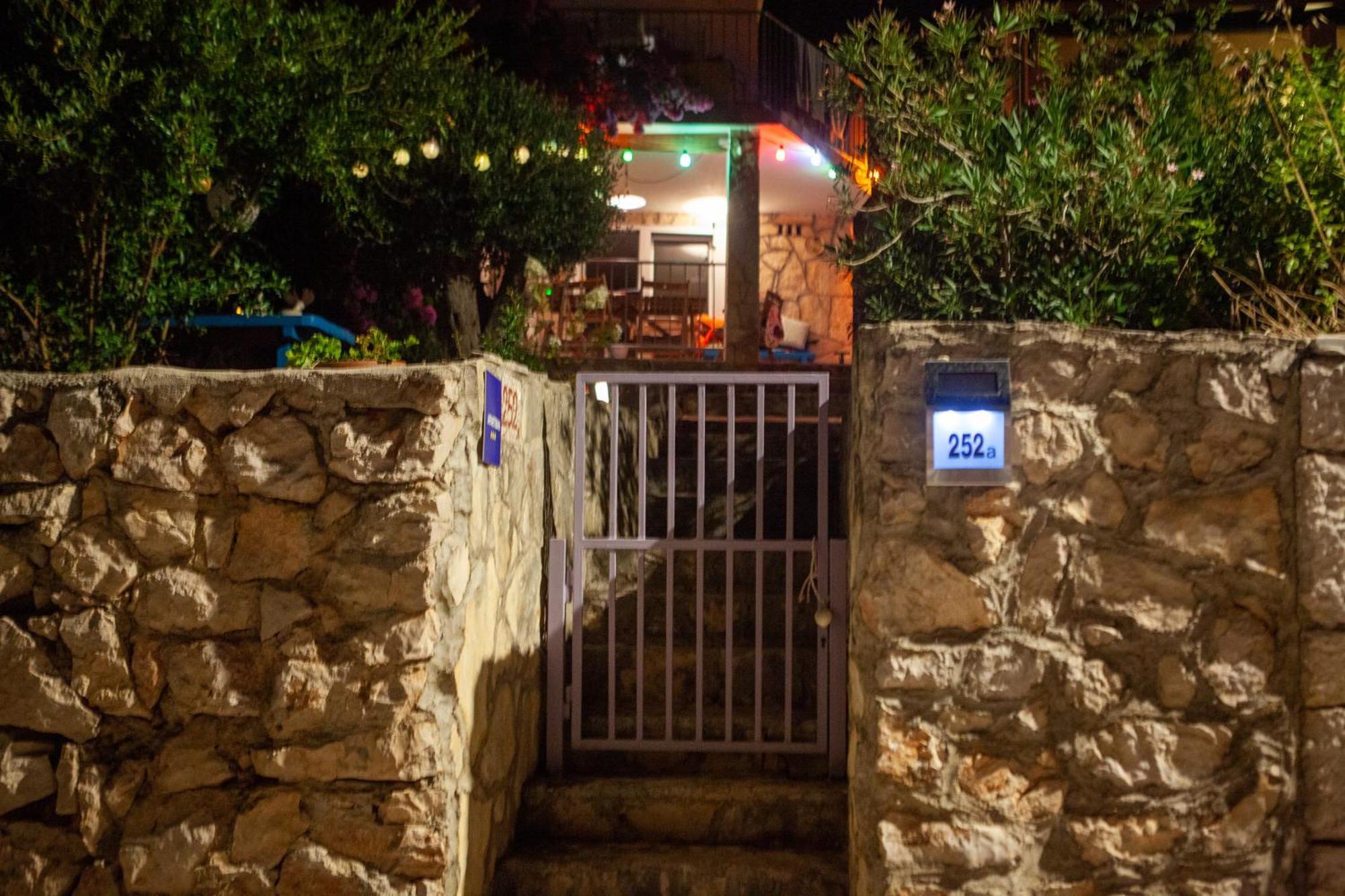 Small House At Seafront Tisno Luaran gambar