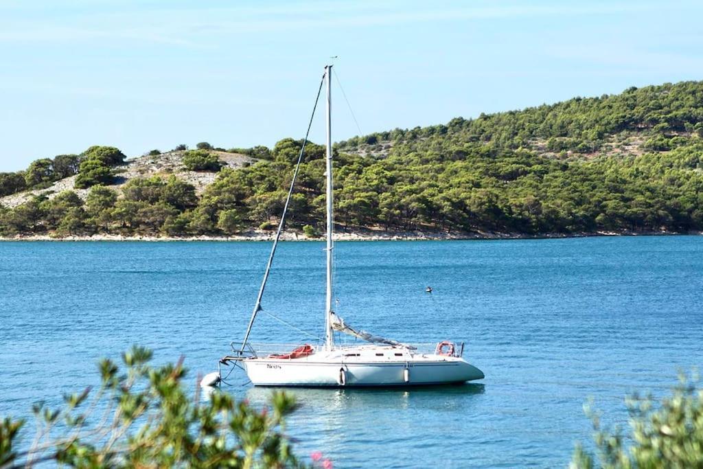 Small House At Seafront Tisno Luaran gambar